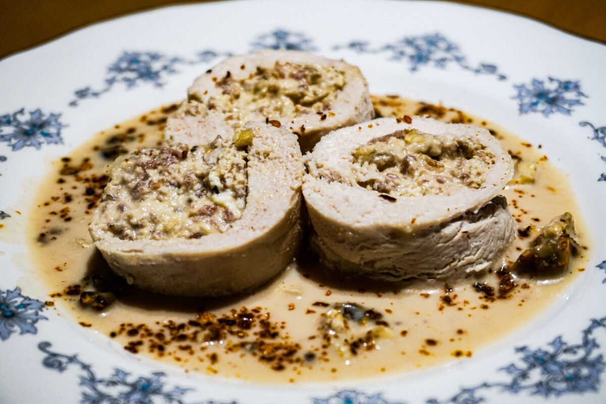 Roulade de Pollo con Jamón Serrano y Salsa nogada (2 Porciones)