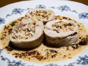 Roulade de Pollo relleno y salsa de Oporto (2 Porciones)
