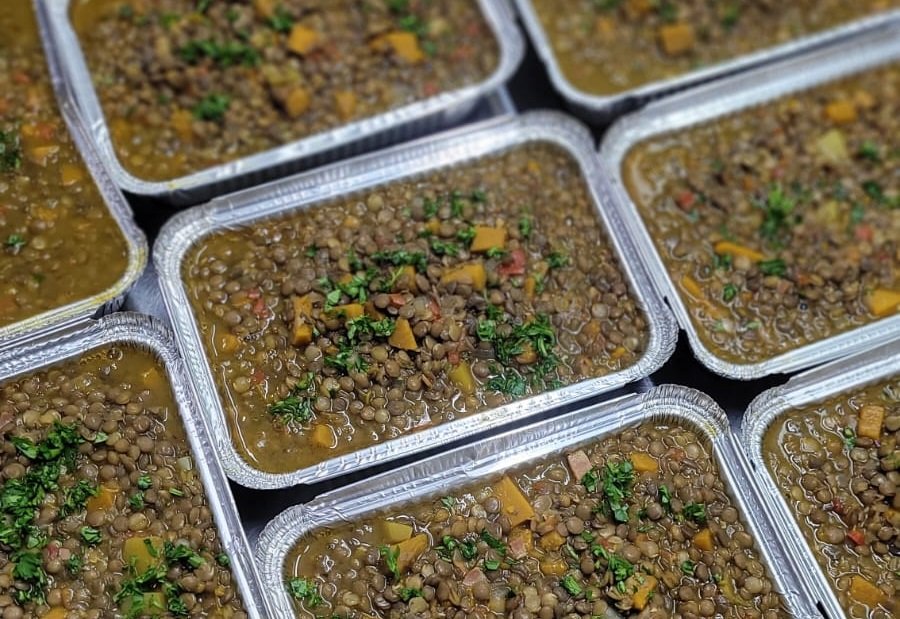 Lentejas con tocino (1 porción)