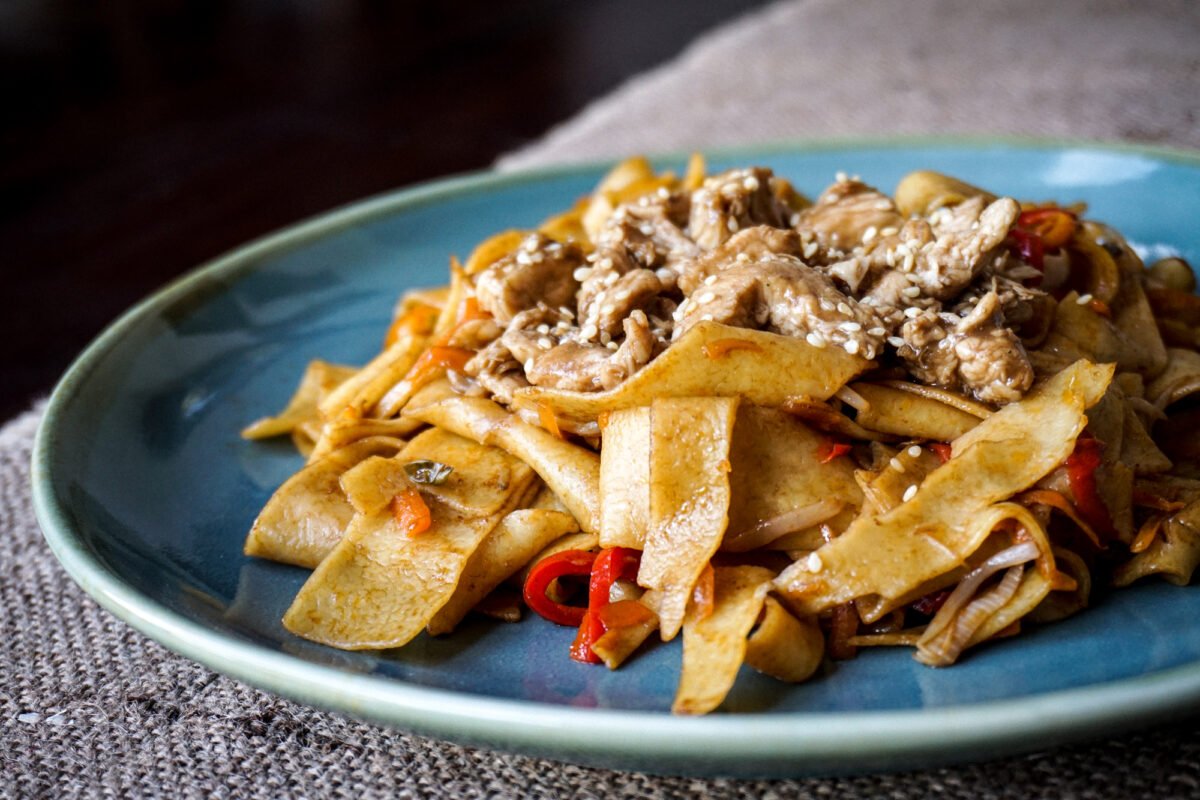 Fetuccinis Yakisoba con pollo Teriyaki (porción individual)