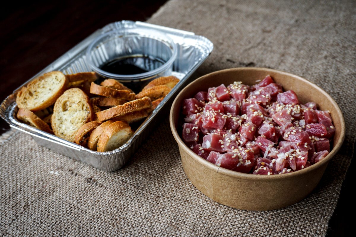 Tártaro de atún con salsa nikkei y tostadas (6p)