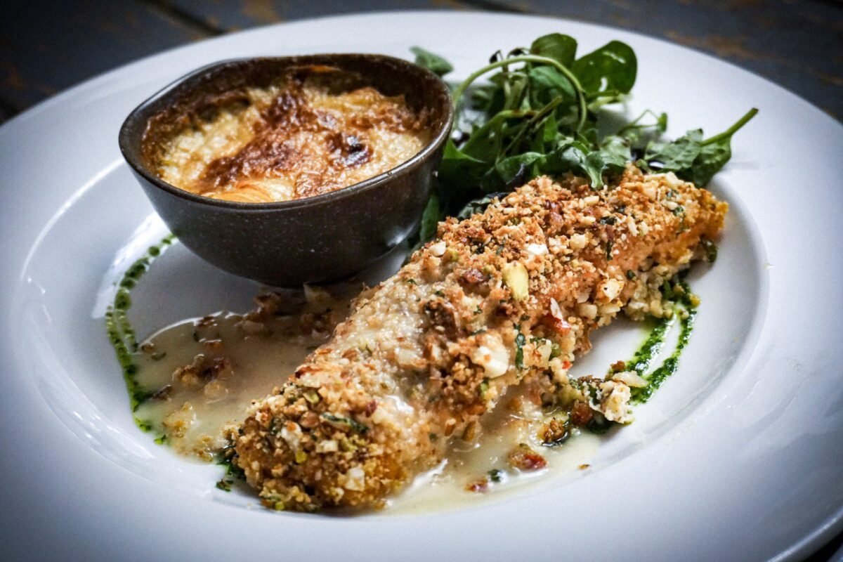 2025/12/1000123564-2.jpg Trucha en costra de almendras y pistachos (2 porciones)